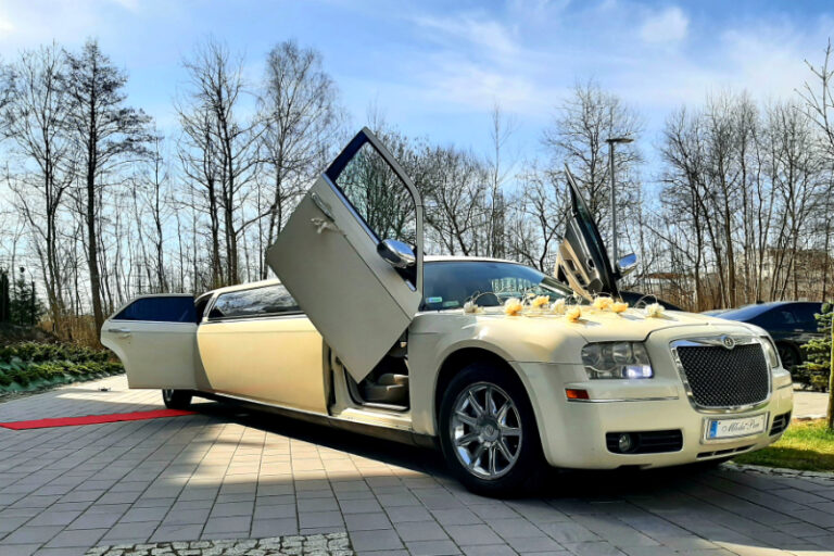 Limuzyna Chrysler lambo door